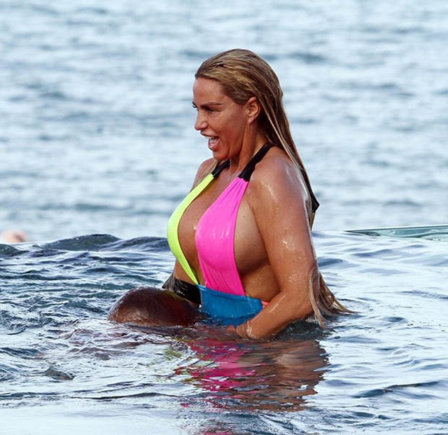 Katie Price tiếp tục làm đẹp bằng dao kéo - Ảnh 8. Katie Price tiếp tục làm đẹp bằng dao kéo - Ảnh 8.