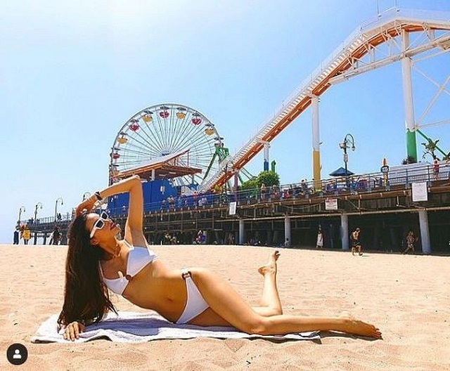 Hoa hậu Phạm Hương diện bikini khoe vóc dáng nóng bỏng bên trời Tây - Ảnh 2. Hoa hậu Phạm Hương diện bikini khoe vóc dáng nóng bỏng bên trời Tây - Ảnh 2.