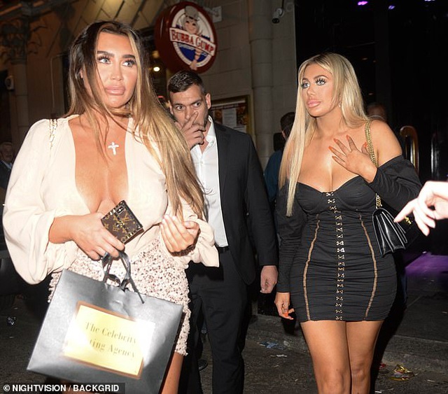 Lauren Goodger xộc xệch rời quán bar - Ảnh 8. Lauren Goodger xộc xệch rời quán bar - Ảnh 8.