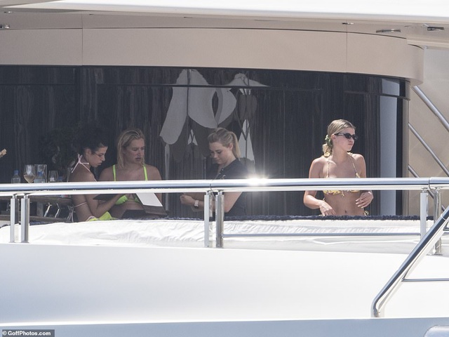 Sofia Richie vui đùa cùng bạn trai trên biển - Ảnh 10.