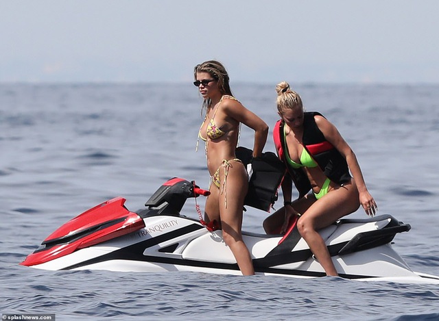 Sofia Richie vui đùa cùng bạn trai trên biển - Ảnh 11.