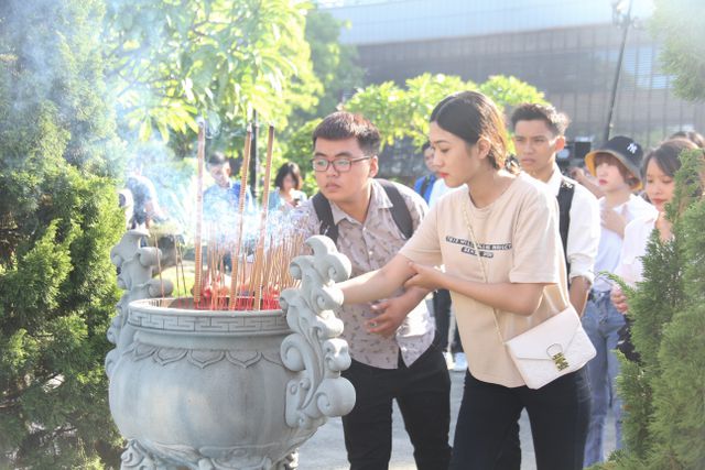 Đà Nẵng: Bạn trẻ dâng hương tưởng niệm các anh hùng liệt sĩ - Ảnh 1.
