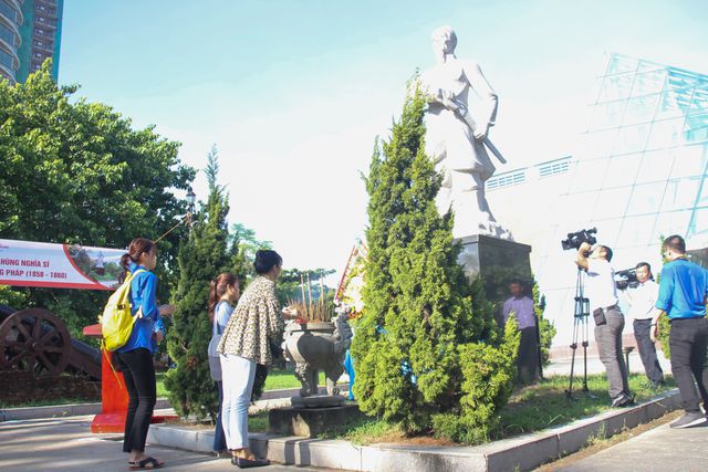 Đà Nẵng: Bạn trẻ dâng hương tưởng niệm các anh hùng liệt sĩ - Ảnh 2.
