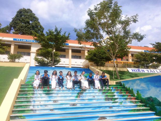 Ngôi trường ở Lâm Đồng có cầu thang “sống ảo” hút dân mạng - Ảnh 2.