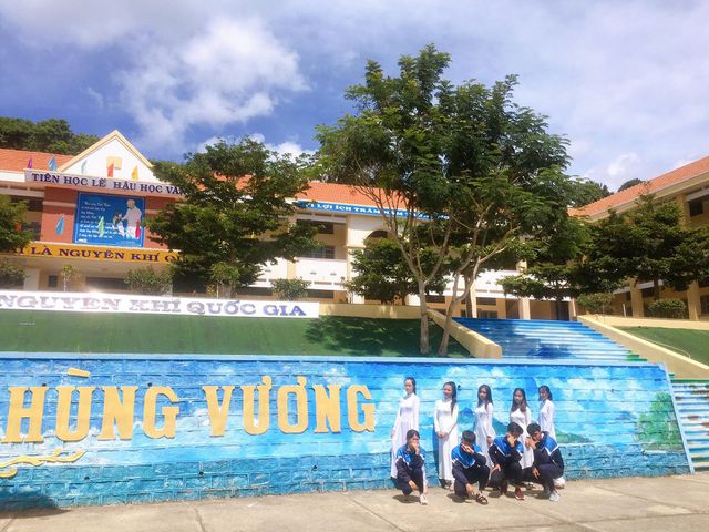 Ngôi trường ở Lâm Đồng có cầu thang “sống ảo” hút dân mạng - Ảnh 3.