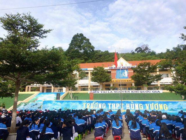 Ngôi trường ở Lâm Đồng có cầu thang “sống ảo” hút dân mạng - Ảnh 4.
