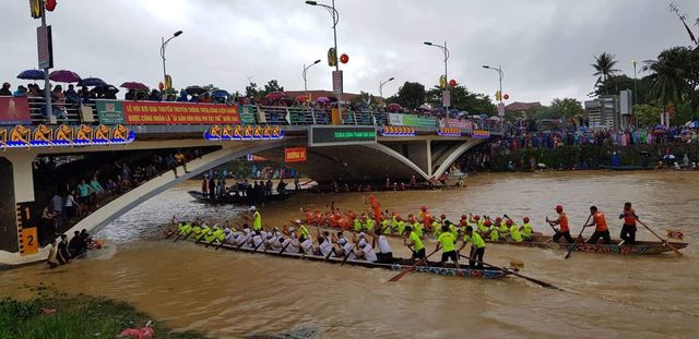Quảng Bình: Rộn ràng lễ hội đua thuyền truyền thống ngày Tết Độc lập - Ảnh 2. Quảng Bình: Rộn ràng lễ hội đua thuyền truyền thống ngày Tết Độc lập - Ảnh 2.