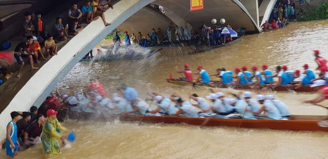 Quảng Bình: Rộn ràng lễ hội đua thuyền truyền thống ngày Tết Độc lập - Ảnh 5. Quảng Bình: Rộn ràng lễ hội đua thuyền truyền thống ngày Tết Độc lập - Ảnh 5.