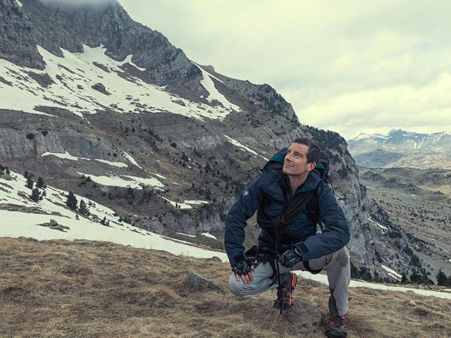 Chuyên gia sinh tồn Bear Grylls suýt mất mạng vì… ong đốt - Ảnh 1. Chuyên gia sinh tồn Bear Grylls suýt mất mạng vì… ong đốt - Ảnh 1.