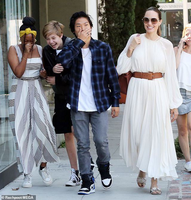 Angelina Jolie đưa ba đứa con đi ăn trưa - Ảnh 1. Angelina Jolie đưa ba đứa con đi ăn trưa - Ảnh 1.