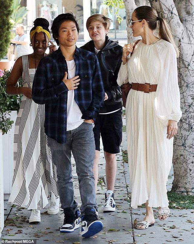Angelina Jolie đưa ba đứa con đi ăn trưa - Ảnh 2. Angelina Jolie đưa ba đứa con đi ăn trưa - Ảnh 2.