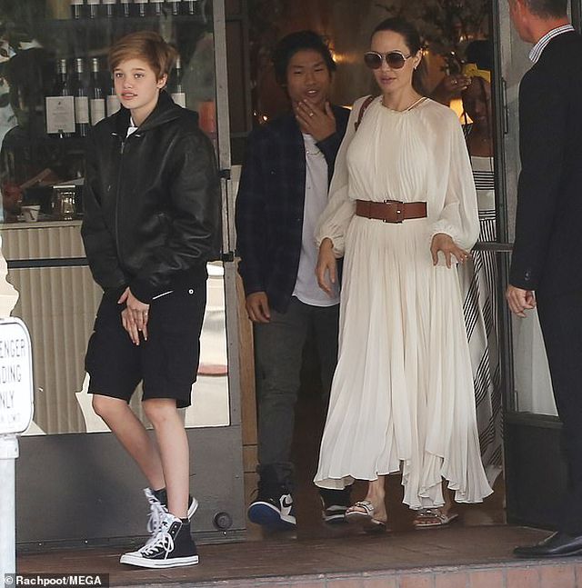 Angelina Jolie đưa ba đứa con đi ăn trưa - Ảnh 4. Angelina Jolie đưa ba đứa con đi ăn trưa - Ảnh 4.