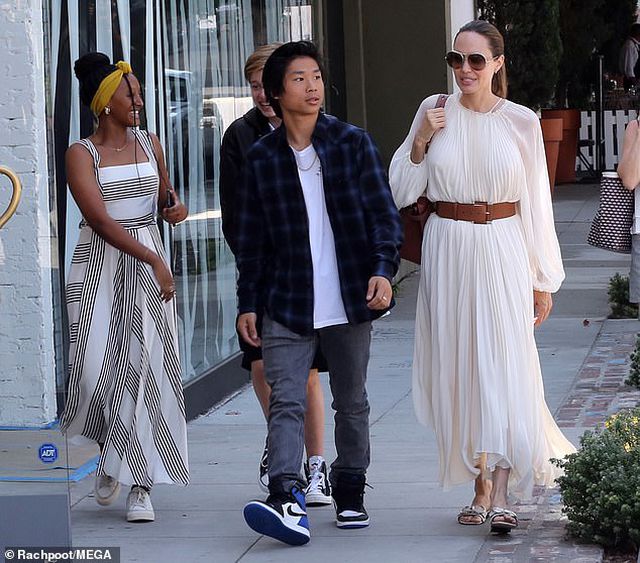 Angelina Jolie đưa ba đứa con đi ăn trưa - Ảnh 5. Angelina Jolie đưa ba đứa con đi ăn trưa - Ảnh 5.