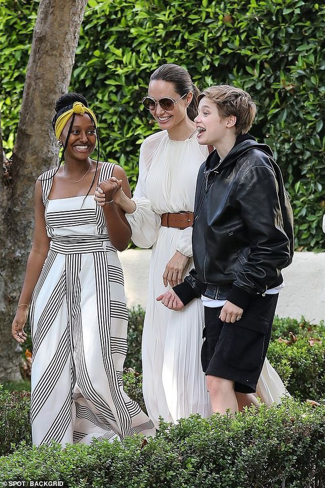 Angelina Jolie đưa ba đứa con đi ăn trưa - Ảnh 7. Angelina Jolie đưa ba đứa con đi ăn trưa - Ảnh 7.