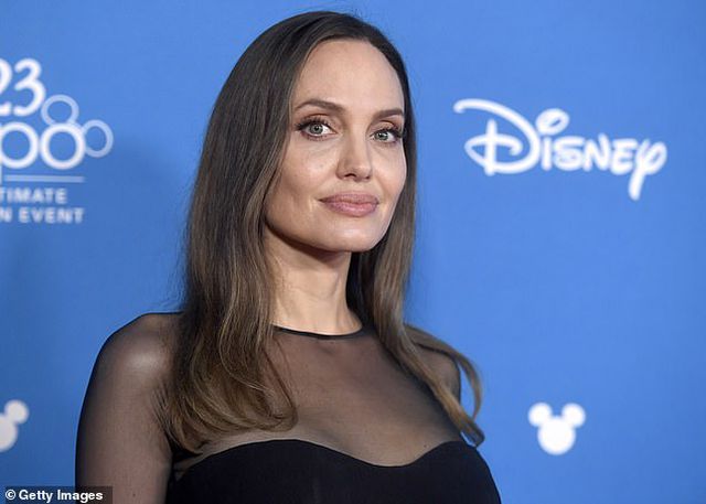 Angelina Jolie đưa ba đứa con đi ăn trưa - Ảnh 10. Angelina Jolie đưa ba đứa con đi ăn trưa - Ảnh 10.