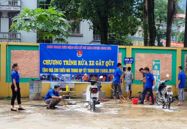 Nam thanh, nữ tú rửa xe gây quỹ mua quà Trung thu cho trẻ em nghèo - Ảnh 2. Nam thanh, nữ tú rửa xe gây quỹ mua quà Trung thu cho trẻ em nghèo - Ảnh 2.