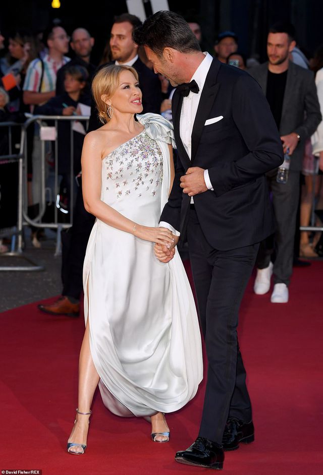 51 tuổi, Kylie Minogue vẫn đẹp lộng lẫy - Ảnh 6. 51 tuổi, Kylie Minogue vẫn đẹp lộng lẫy - Ảnh 6.