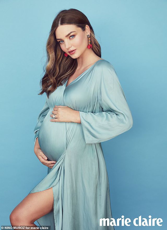 Người mẫu Miranda Kerr khoe vẻ đẹp khi mang bầu lần 3 - Ảnh 1.