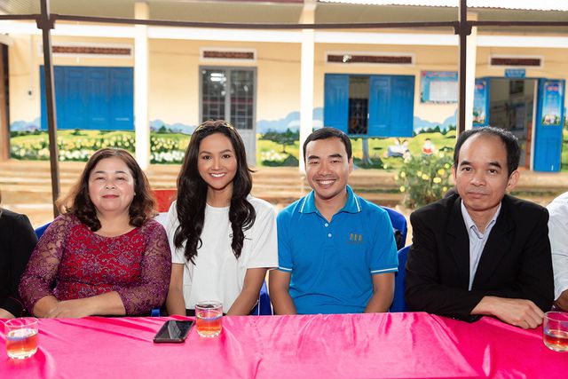 Hoa hậu H’hen Niê đi xe máy về trường cấp 1 tham dự lễ khai giảng - Ảnh 2. Hoa hậu H’hen Niê đi xe máy về trường cấp 1 tham dự lễ khai giảng - Ảnh 2.