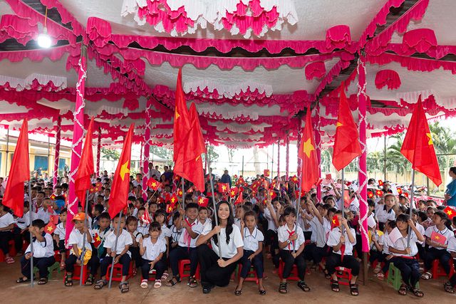 Hoa hậu H’hen Niê đi xe máy về trường cấp 1 tham dự lễ khai giảng - Ảnh 3. Hoa hậu H’hen Niê đi xe máy về trường cấp 1 tham dự lễ khai giảng - Ảnh 3.