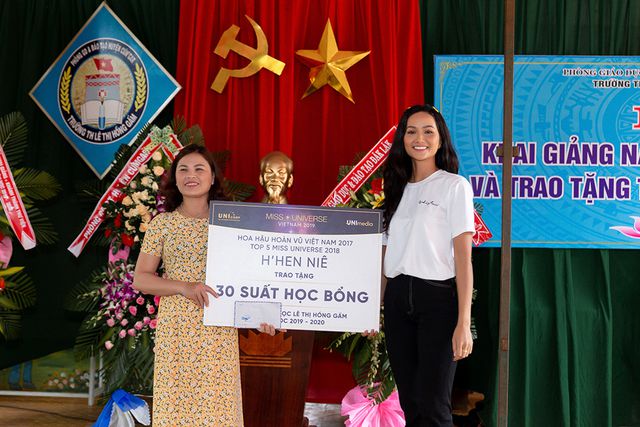 Hoa hậu H’hen Niê đi xe máy về trường cấp 1 tham dự lễ khai giảng - Ảnh 6. Hoa hậu H’hen Niê đi xe máy về trường cấp 1 tham dự lễ khai giảng - Ảnh 6.