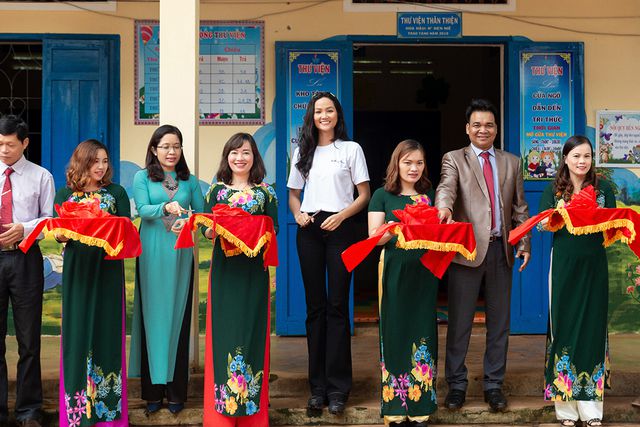 Hoa hậu H’hen Niê đi xe máy về trường cấp 1 tham dự lễ khai giảng - Ảnh 7. Hoa hậu H’hen Niê đi xe máy về trường cấp 1 tham dự lễ khai giảng - Ảnh 7.
