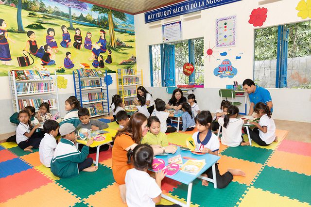 Hoa hậu H’hen Niê đi xe máy về trường cấp 1 tham dự lễ khai giảng - Ảnh 9. Hoa hậu H’hen Niê đi xe máy về trường cấp 1 tham dự lễ khai giảng - Ảnh 9.