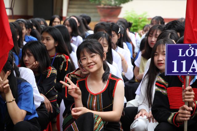 Đắk Lắk: Nữ sinh các dân tộc xinh xắn trong ngày khai trường - Ảnh 1.