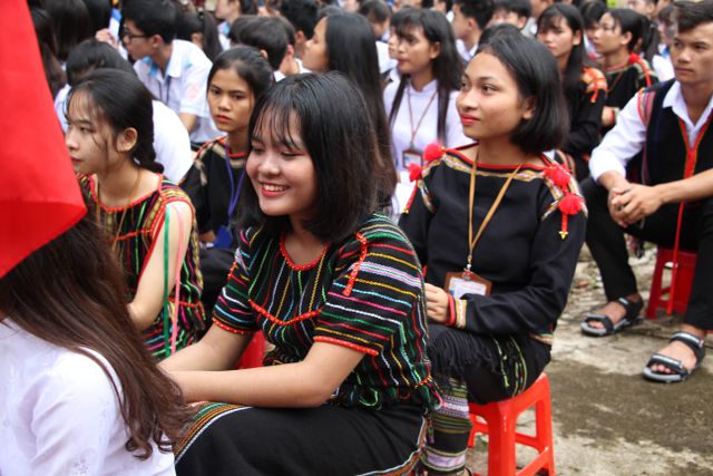 Đắk Lắk: Nữ sinh các dân tộc xinh xắn trong ngày khai trường - Ảnh 4.