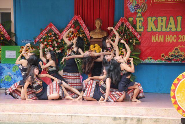 Đắk Lắk: Nữ sinh các dân tộc xinh xắn trong ngày khai trường - Ảnh 5.