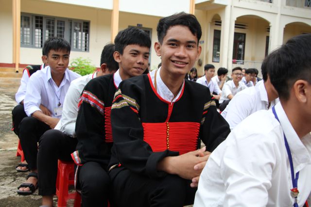 Đắk Lắk: Nữ sinh các dân tộc xinh xắn trong ngày khai trường - Ảnh 10.