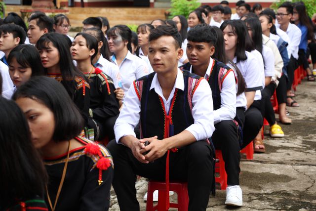 Đắk Lắk: Nữ sinh các dân tộc xinh xắn trong ngày khai trường - Ảnh 11.