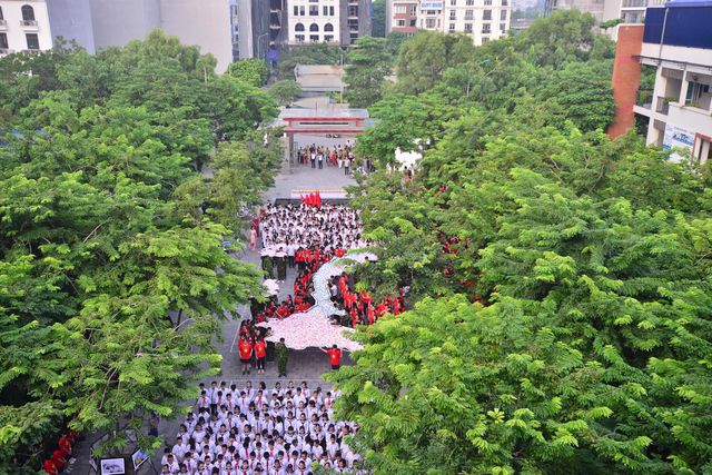 Bản đồ Việt Nam in dấu vân tay của 2.000 học sinh gây ấn tượng trong lễ khai giảng - Ảnh 1.