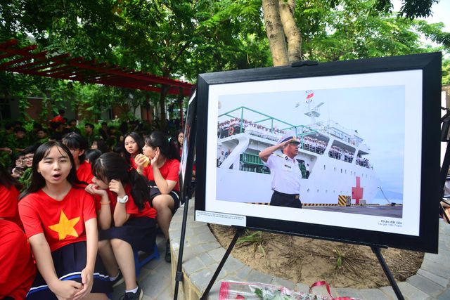 Bản đồ Việt Nam in dấu vân tay của 2.000 học sinh gây ấn tượng trong lễ khai giảng - Ảnh 5.