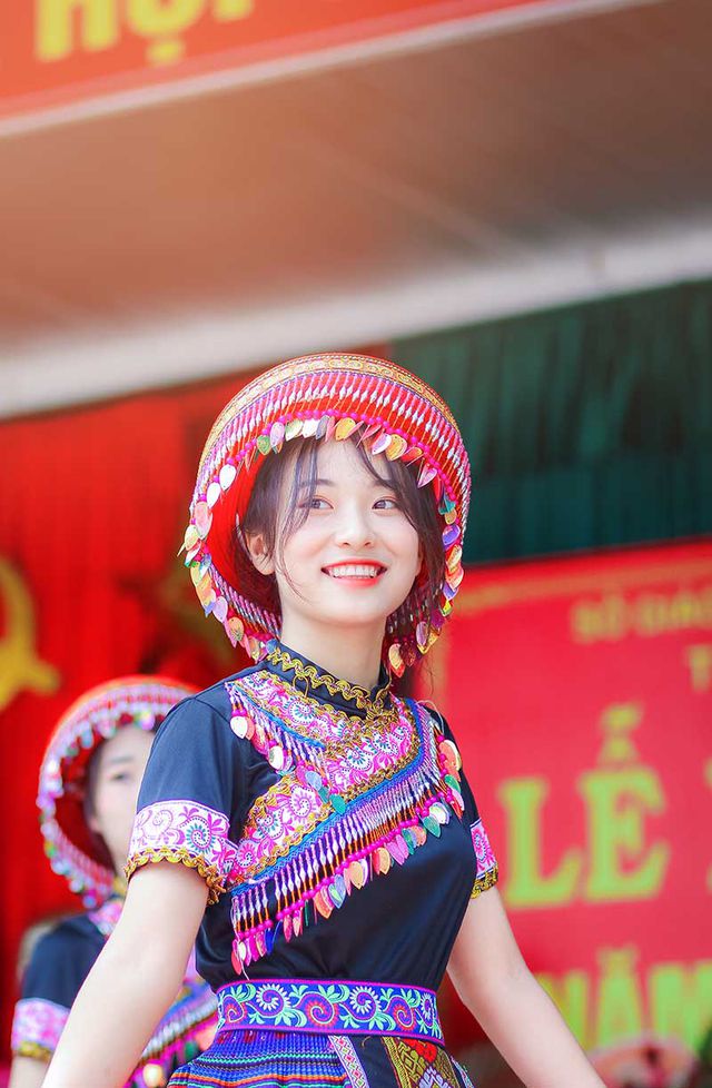 Nữ sinh Thái Nguyên bất ngờ nổi tiếng sau màn biểu diễn trong lễ khai giảng - Ảnh 1. Nữ sinh Thái Nguyên bất ngờ nổi tiếng sau màn biểu diễn trong lễ khai giảng - Ảnh 1.