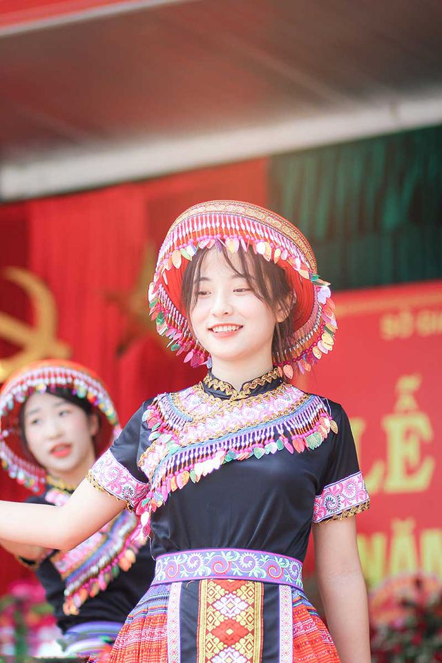 Nữ sinh Thái Nguyên bất ngờ nổi tiếng sau màn biểu diễn trong lễ khai giảng - Ảnh 2. Nữ sinh Thái Nguyên bất ngờ nổi tiếng sau màn biểu diễn trong lễ khai giảng - Ảnh 2.