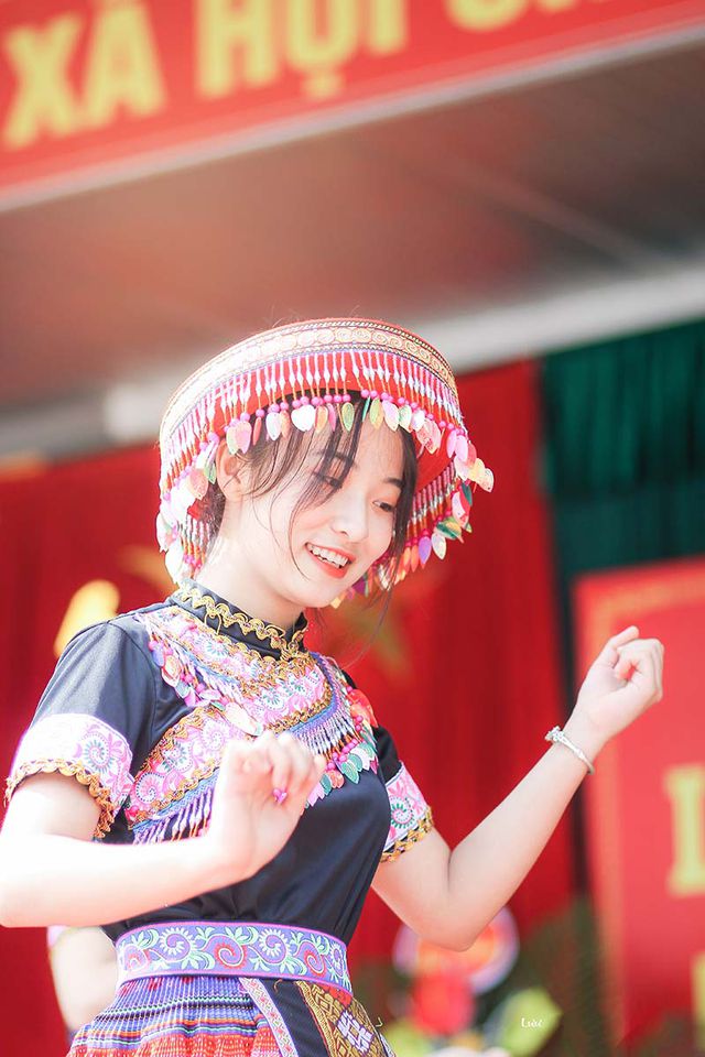 Nữ sinh Thái Nguyên bất ngờ nổi tiếng sau màn biểu diễn trong lễ khai giảng - Ảnh 3. Nữ sinh Thái Nguyên bất ngờ nổi tiếng sau màn biểu diễn trong lễ khai giảng - Ảnh 3.