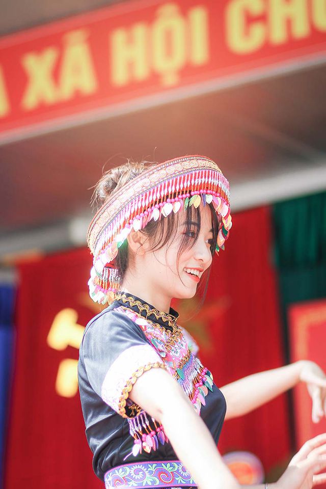 Nữ sinh Thái Nguyên bất ngờ nổi tiếng sau màn biểu diễn trong lễ khai giảng - Ảnh 4. Nữ sinh Thái Nguyên bất ngờ nổi tiếng sau màn biểu diễn trong lễ khai giảng - Ảnh 4.