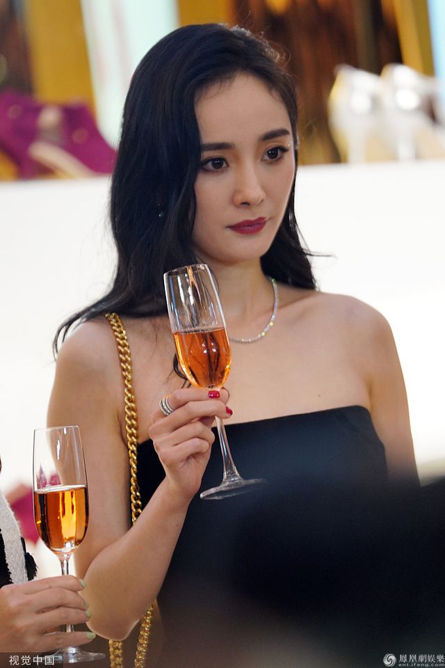 Dương Mịch gợi cảm và bốc lửa hơn sau khi ly hôn - Ảnh 3. Dương Mịch gợi cảm và bốc lửa hơn sau khi ly hôn - Ảnh 3.