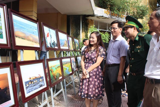 Triển lãm tranh ảnh về biển đảo gây quỹ ủng hộ đồng bào lũ lụt - Ảnh 2. Triển lãm tranh ảnh về biển đảo gây quỹ ủng hộ đồng bào lũ lụt - Ảnh 2.