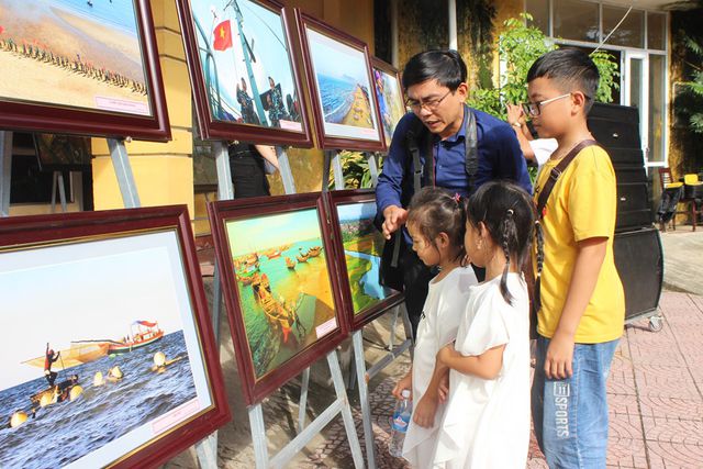 Triển lãm tranh ảnh về biển đảo gây quỹ ủng hộ đồng bào lũ lụt - Ảnh 4. Triển lãm tranh ảnh về biển đảo gây quỹ ủng hộ đồng bào lũ lụt - Ảnh 4.