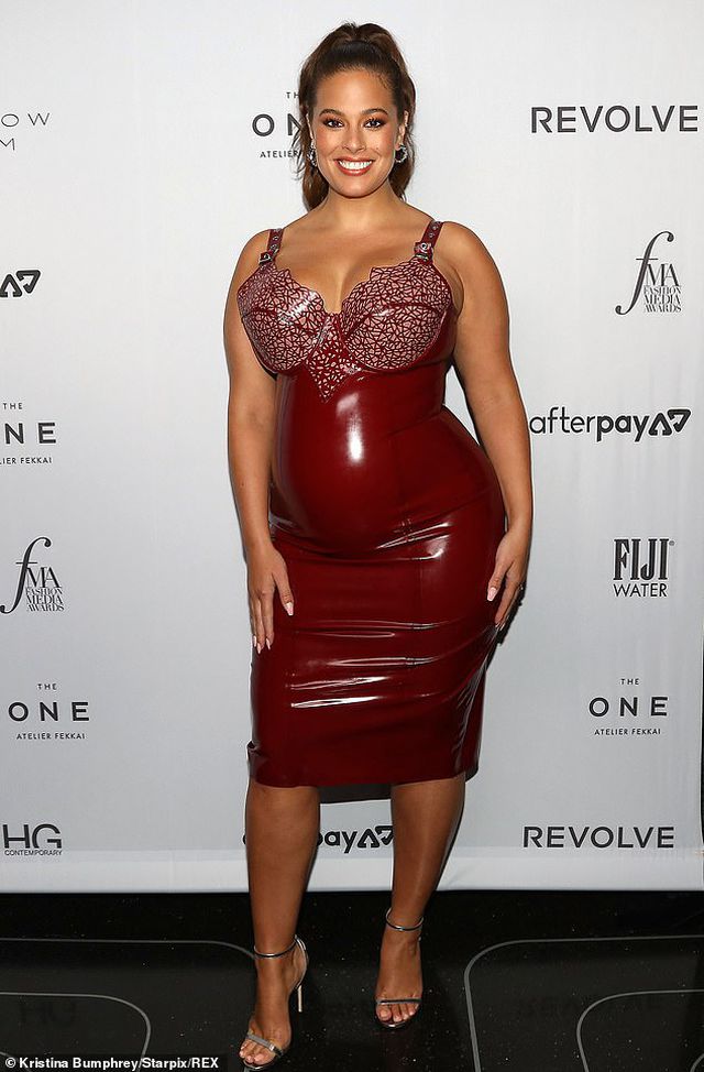 Ashley Graham bế bụng bầu dự sự kiện - Ảnh 1. Ashley Graham bế bụng bầu dự sự kiện - Ảnh 1.