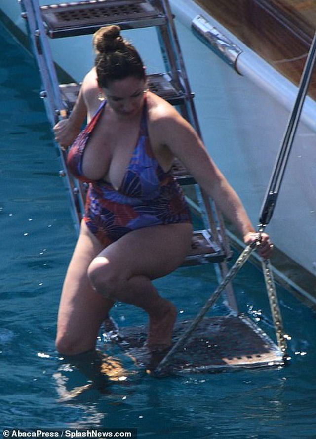 Kelly Brook tự tin khoe vòng một ngoại cỡ - Ảnh 1. Kelly Brook tự tin khoe vòng một ngoại cỡ - Ảnh 1.