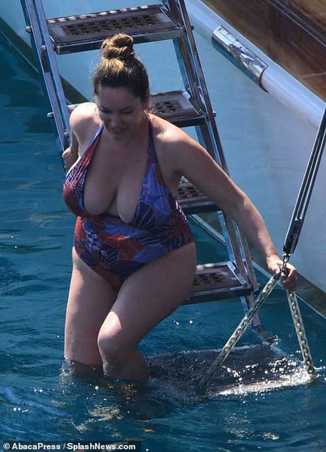 Kelly Brook tự tin khoe vòng một ngoại cỡ - Ảnh 3. Kelly Brook tự tin khoe vòng một ngoại cỡ - Ảnh 3.