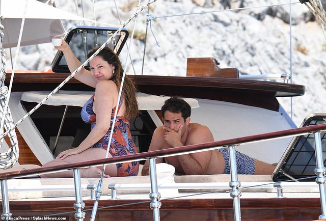 Kelly Brook tự tin khoe vòng một ngoại cỡ - Ảnh 5. Kelly Brook tự tin khoe vòng một ngoại cỡ - Ảnh 5.