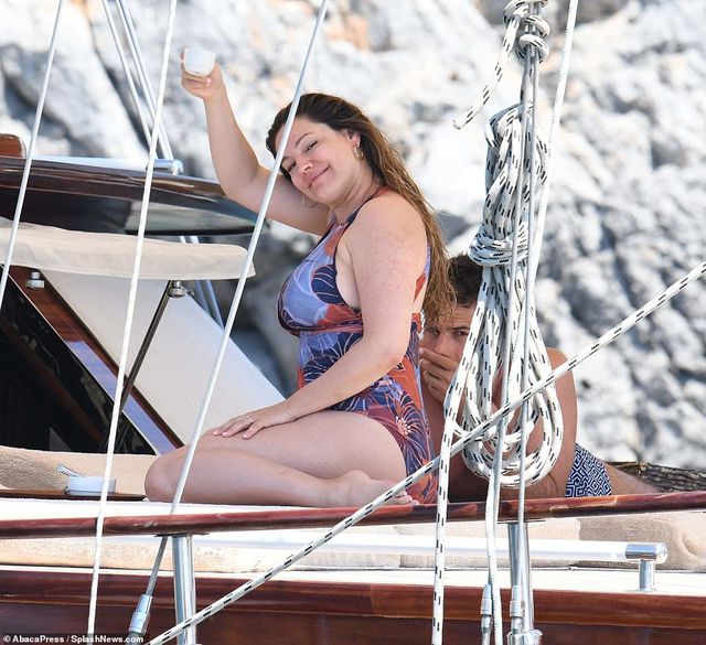 Kelly Brook tự tin khoe vòng một ngoại cỡ - Ảnh 6. Kelly Brook tự tin khoe vòng một ngoại cỡ - Ảnh 6.