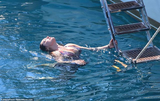 Kelly Brook tự tin khoe vòng một ngoại cỡ - Ảnh 8. Kelly Brook tự tin khoe vòng một ngoại cỡ - Ảnh 8.