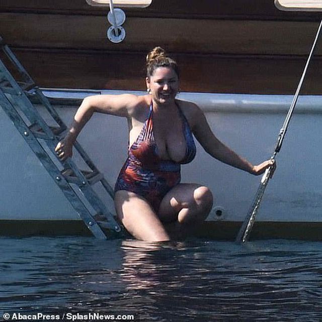 Kelly Brook tự tin khoe vòng một ngoại cỡ - Ảnh 9. Kelly Brook tự tin khoe vòng một ngoại cỡ - Ảnh 9.