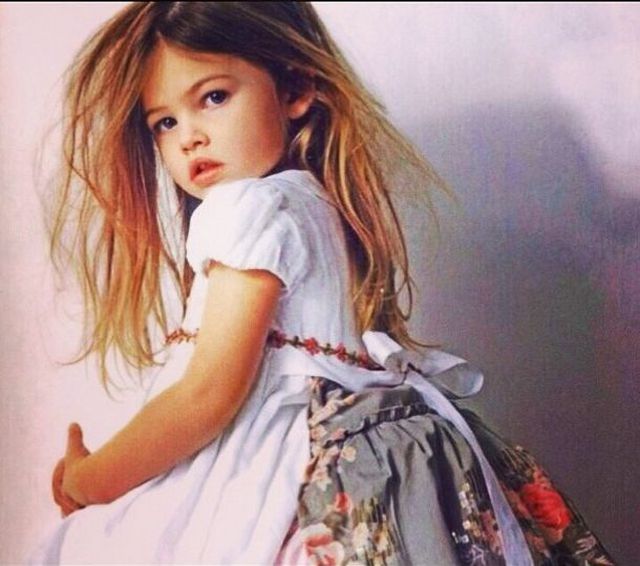 Cô bé đẹp nhất thế giới Thylane Blondeau tình tứ hôn bạn trai - Ảnh 7. Cô bé đẹp nhất thế giới Thylane Blondeau tình tứ hôn bạn trai - Ảnh 7.