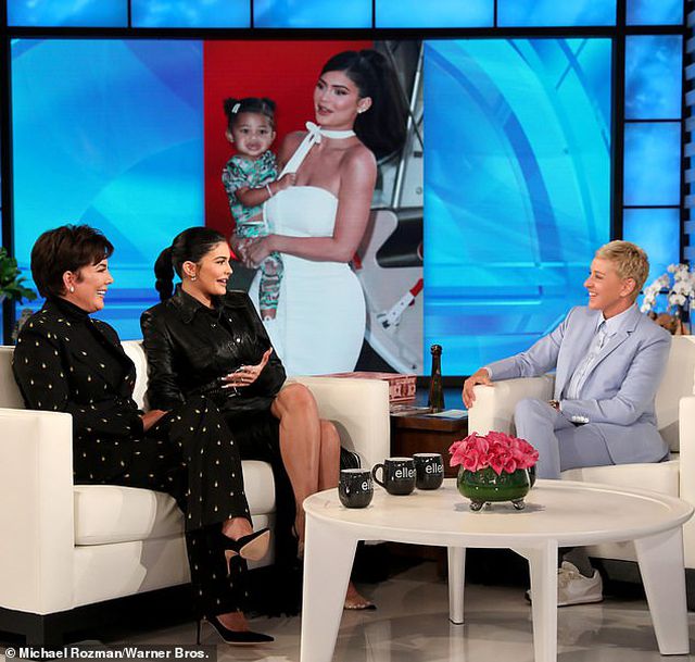 “Tỷ phú trẻ nhất thế giới” Kylie Jenner tâm sự bị các chị gái “làm khó” - Ảnh 1. “Tỷ phú trẻ nhất thế giới” Kylie Jenner tâm sự bị các chị gái “làm khó” - Ảnh 1.